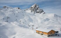 Winterskigebiet mit einer Bergstation eines Sessellifts | © Bergbahnen Flumserberg AG