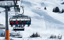Skifahrer sitzen auf einem Sessellift | © Bergbahnen Flumserberg AG