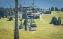 Familie sitzt auf einem Sessellift | © Bergbahnen Flumserberg AG