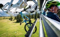 Transport von Bike und Bikern auf einem Sessel einer Sesselbahn | © Bergbahnen Flumserberg AG