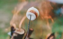 Marshmallow wird über einem Feuer in der Natur gebraten | © Bergbahnen Flumserberg AG