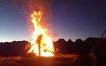 Lagerfeuer in der Nacht vor einer Bergkulisse | © Bergbahnen Flumserberg AG