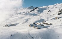Mehrere Berghütten und ein Sessellift von Oben | © Bergbahnen Flumserberg AG