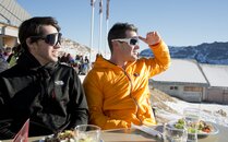 Zwei junge Herren geniessen die Aussicht von einer Berghütte | © Bergbahnen Flumserberg AG