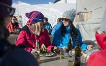 Zwei Frauen beim Mittagessen auf der Terrasse einer Skihütte | © Bergbahnen Flumserberg AG
