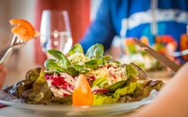 Grosser grüner Salat mit Tomaten | © Bergbahnen Flumserberg AG