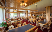 Essenssaal im Restaurant mit Holztischen und Holzstühlen | © Bergbahnen Flumserberg AG