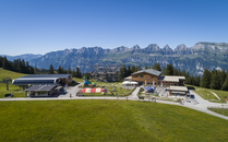 Bergstation mit Restaurant, Spielplatz und Kletterpark vor den Churfirsten | © Bergbahnen Flumserberg AG