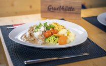 Teller gefüllt mit Gemüse und Fleisch in einem Bergrestaurant | © Bergbahnen Flumserberg AG