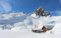 Leere Skipiste mit einem Sessellift und einer Berghütte im Hintergrund | © Bergbahnen Flumserberg AG