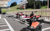Mehrere Laufautos stehen draussen | © Bergbahnen Flumserberg AG
