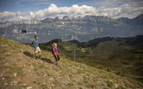 Eine Frau und ein Mann auf einer gemeinsamen Bergwanderung | © Bergbahnen Flumserberg AG