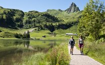 Zwei junge Frauen wandern gemeinsam neben einem See | © Bergbahnen Flumserberg AG