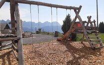 Spielplatz mit Schaukel und Rutschbahn | © Bergbahnen Flumserberg AG