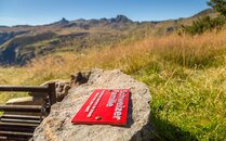 Rotes Schweizer Familie Schild auf einem Stein angebracht | © Bergbahnen Flumserberg AG