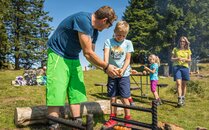 Familie mit zwei Kindern grillen an einer Feuerstelle | © Bergbahnen Flumserberg AG
