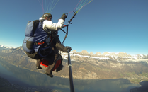 Zwei Gleitschirmflieger auf einem Tandemflug über einem See | © Bergbahnen Flumserberg AG