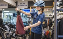 Junge Frau in Bikekleidung schaut sich ein Bikeshirt an | © Bergbahnen Flumserberg AG