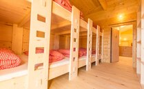 Mehrere Etagenbetten in einem hölzernen Zimmer | © Bergbahnen Flumserberg AG
