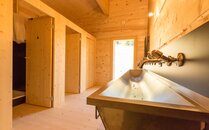 Badezimmer einer Gruppenunterkunft hölzern verkleidet | © Bergbahnen Flumserberg AG