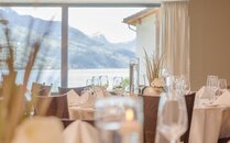 Geschmückter Saal mit Fenster im Hintergrund eine Berglandschaft | © Bergbahnen Flumserberg AG