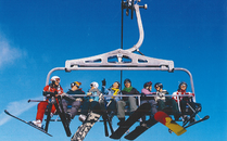 Acht Personen sitzen auf einer Sesselbahn | © Bergbahnen Flumserberg AG