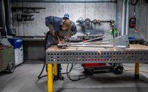 Mechaniker führt Schweissarbeiten in der Werkstatt aus | © Bergbahnen Flumserberg AG