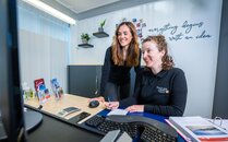 Zwei Mitarbeiterinnen arbeiten gemeinsam an einem Computer im Büro | © Bergbahnen Flumserberg AG