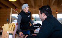 Servicemitarbeiterin bedient Gast im Bergrestaurant | © Bergbahnen Flumserberg AG
