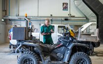 Mechaniker überprüft ein Quad mit einem Tablet in der Werkstatt. | © Bergbahnen Flumserberg AG