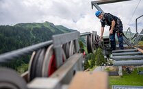 Ein Technikmitarbeiter führt Revisionsarbeiten auf der Seilbahn durch | © Bergbahnen Flumserberg AG