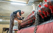 Mechaniker führt Schweissarbeiten an einer Schneefräse in der Werkstatt durch | © Bergbahnen Flumserberg AG