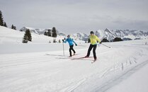 Zwei Langläuferinnen auf der Loipe im klassisch und skating Stil | © Bergbahnen Flumserberg AG