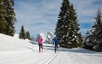 Zwei Personen beim Langlaufen auf einer frisch gespurten Loipe | © Bergbahnen Flumserberg AG