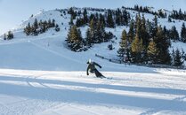 Skifahrer auf einer fast leeren Piste bei Sonne | © Bergbahnen Flumserberg AG