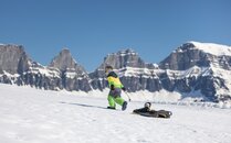 Kind zieht Bob die Piste hinauf | © Bergbahnen Flumserberg AG