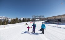 Familie mit Kleinkind beim Schlitteln | © Bergbahnen Flumserberg AG